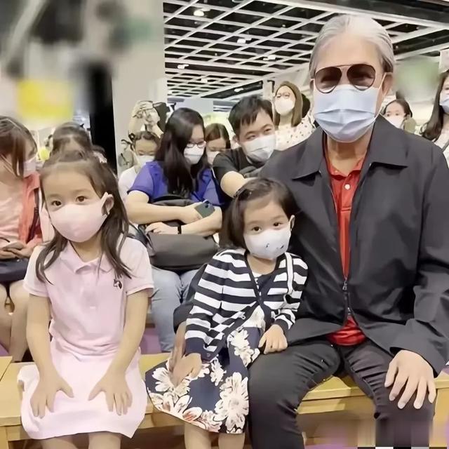 郭晶晶一家在哈尔滨旅行,78岁霍震霆抱着小孙女霍中怡,太有爱了