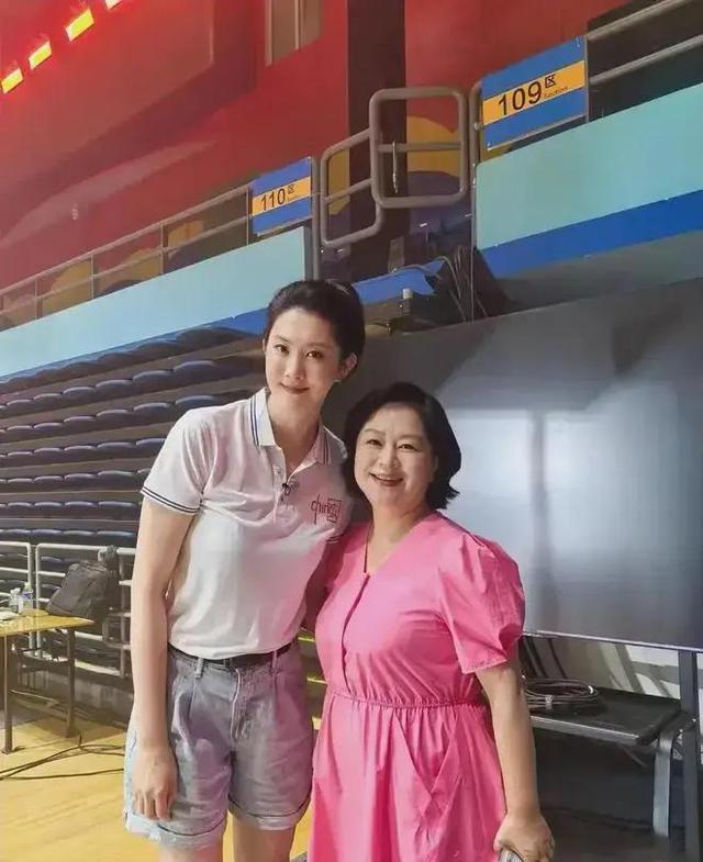 鞠萍现身哈尔滨遭拍,走在大街上就是个普通的老妇人,也没好身材