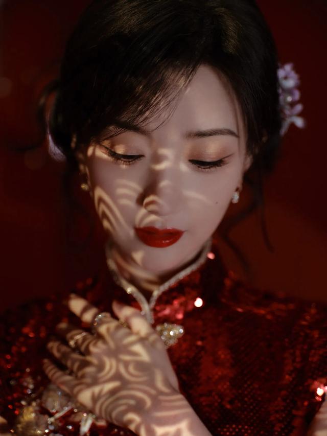 毛晓彤春晚look,精致娃娃脸,又甜又美,让人印象深刻