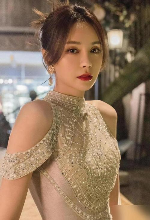 素颜堪称“照妖镜”，镜头前美若天仙，卸妆后，网友：大妈你谁？