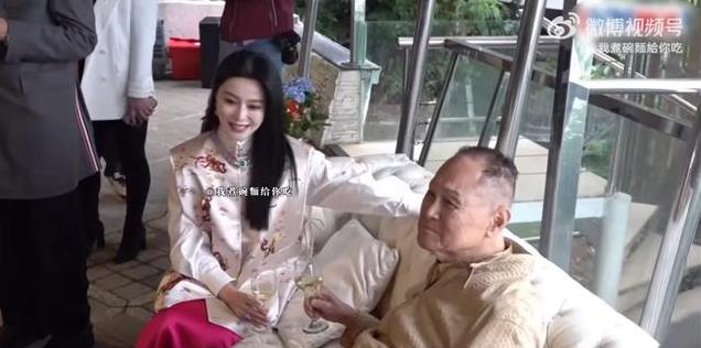 范冰冰和富商跳舞，邮轮扭腰凹造型，游走大佬间，卖力求工作机会