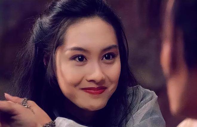 53岁朱茵街头主持被骂!网友:真缺钱么?这么大年纪还抛头露面