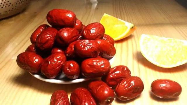 56岁大妈每天早起吃三颗红枣，一年后去体检，医生忍不住连连赞叹