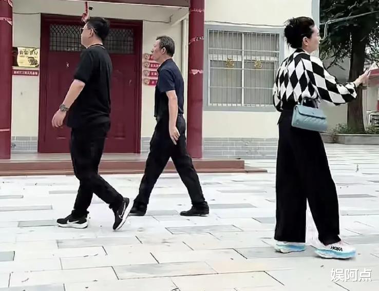 朱军带老婆儿子回孟津老家，一家三口非常低调！22岁儿子高大帅气