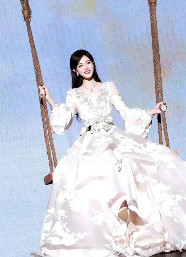 40岁唐嫣亮相晚会，白色公主裙超吸睛，看起来就像20出头！