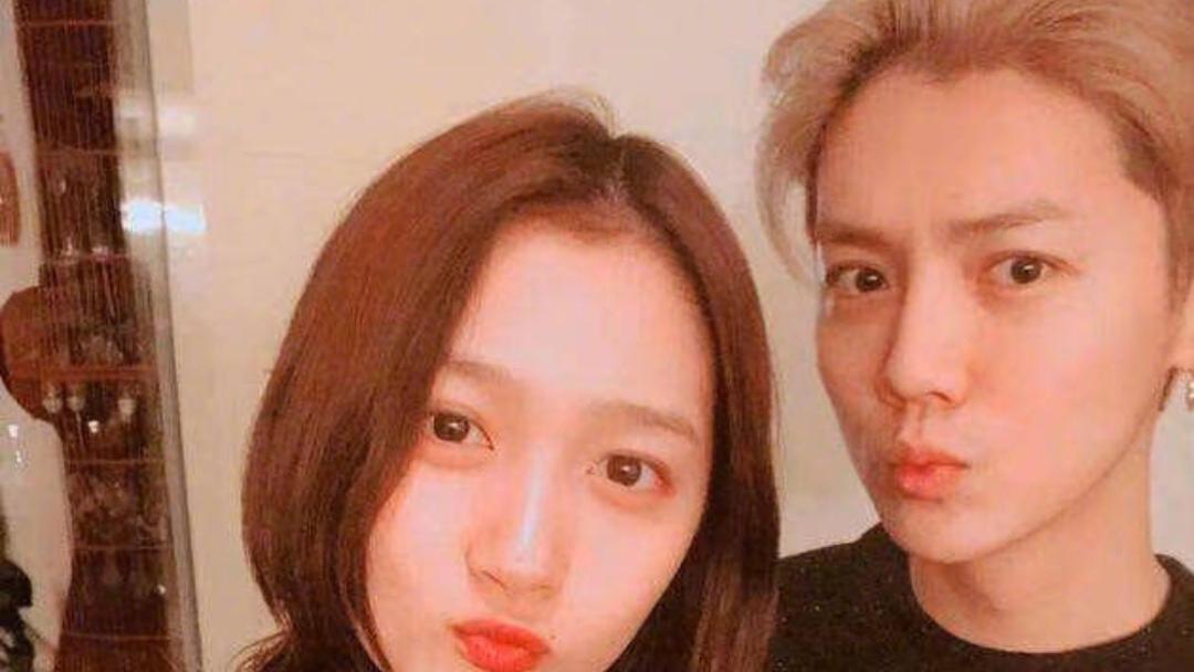 鹿晗关晓彤合体聚餐引热议，男方衣着单薄火力旺，同坐后排感情好