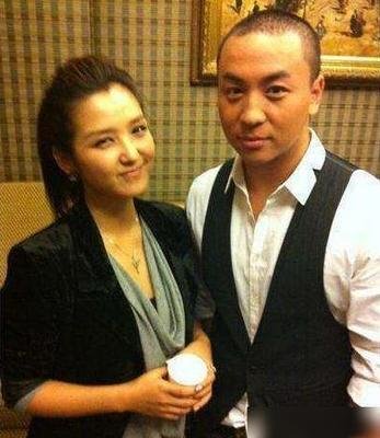 释小龙和何洁分手13年后，一人身家过亿，另一人现状咋样？