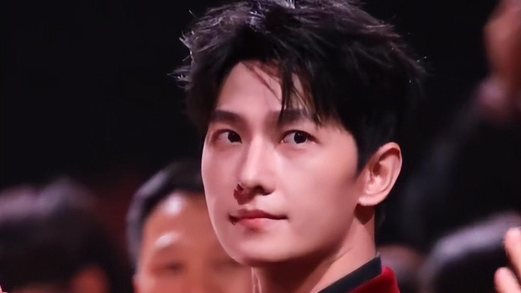 当24岁王楚钦跟33岁杨洋站一起，我才彻底明白，什么叫顶级自律