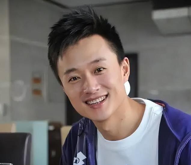 《驻站》发现一张熟脸,二十年前他是娱乐圈的顶流,只是差点运气