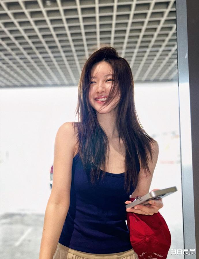 赵露思晒吊带背心日常照，身材热辣满脸油光，荷尔蒙气息浓郁好撩人