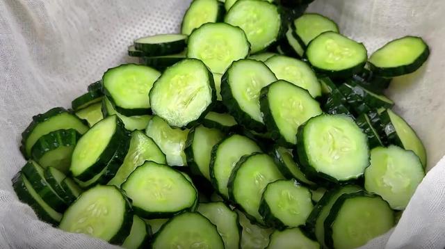腌酱黄瓜，切不可只加盐杀水，教你一招，脆爽开胃，放半年都不坏