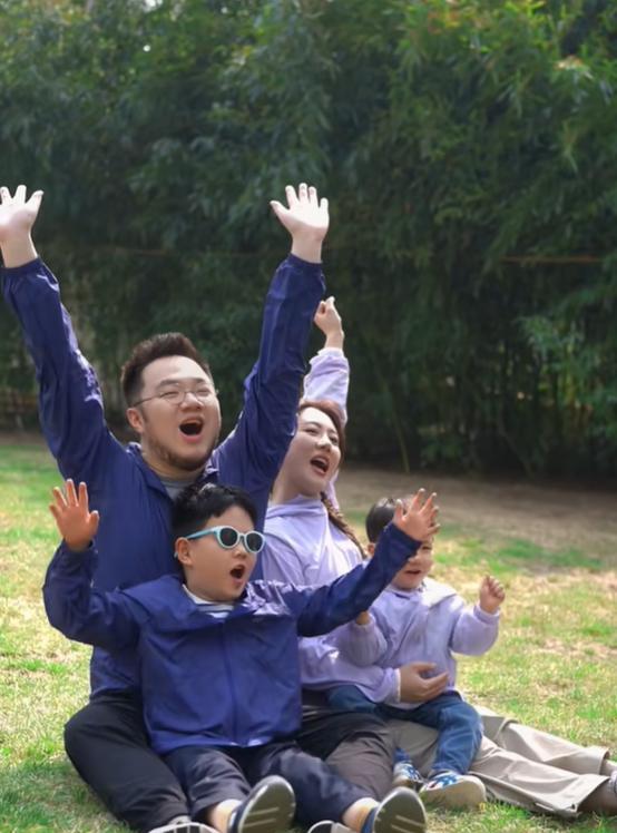 宋丹丹一家五口露营,大声喊儿孙吃饭,小孙子露正脸太像爷爷英达!