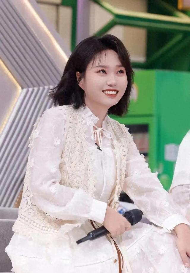 李雪琴终于才貌双全了，瘦身后美得让人心动，网友：果然红气养人