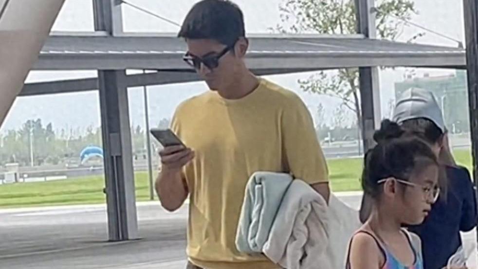 杜江霍思燕长住阿那亚，女儿侧脸首次曝光，戴超厚眼镜更像爸爸