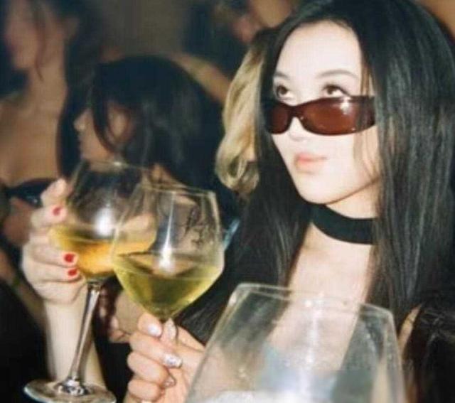 李嫣参加聚会模样大变,穿皮草出镜太像王菲,嘴唇伤疤已完全消失