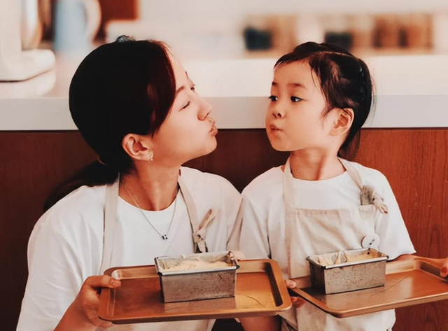 高斯晒女儿游西塘,王阳火速认领摄影师,女儿眼睛又大又亮美爆了