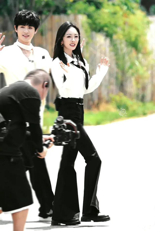 杨幂密逃6收官 黑长直学姐A爆全场 网友：这波时尚‘幂’杀 我跪了！