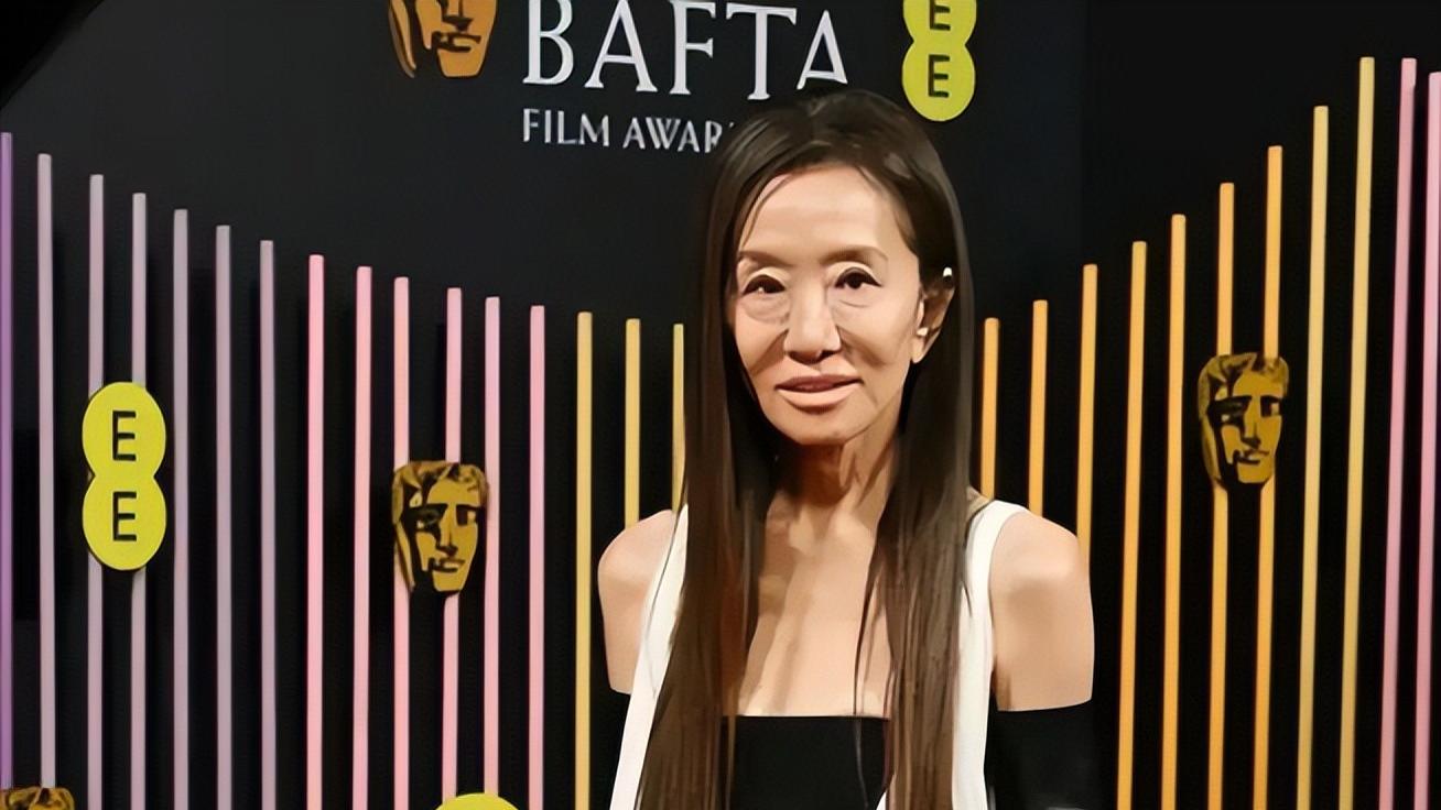 年龄74岁身材却像18，还跟小30岁的鲜肉谈恋爱，网友：玩的挺花