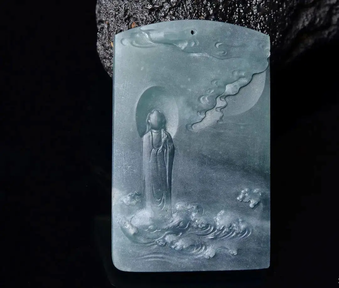 三块蓝水飘雪花棉的翡翠片料，设计集合了地海空，太有竟境了！