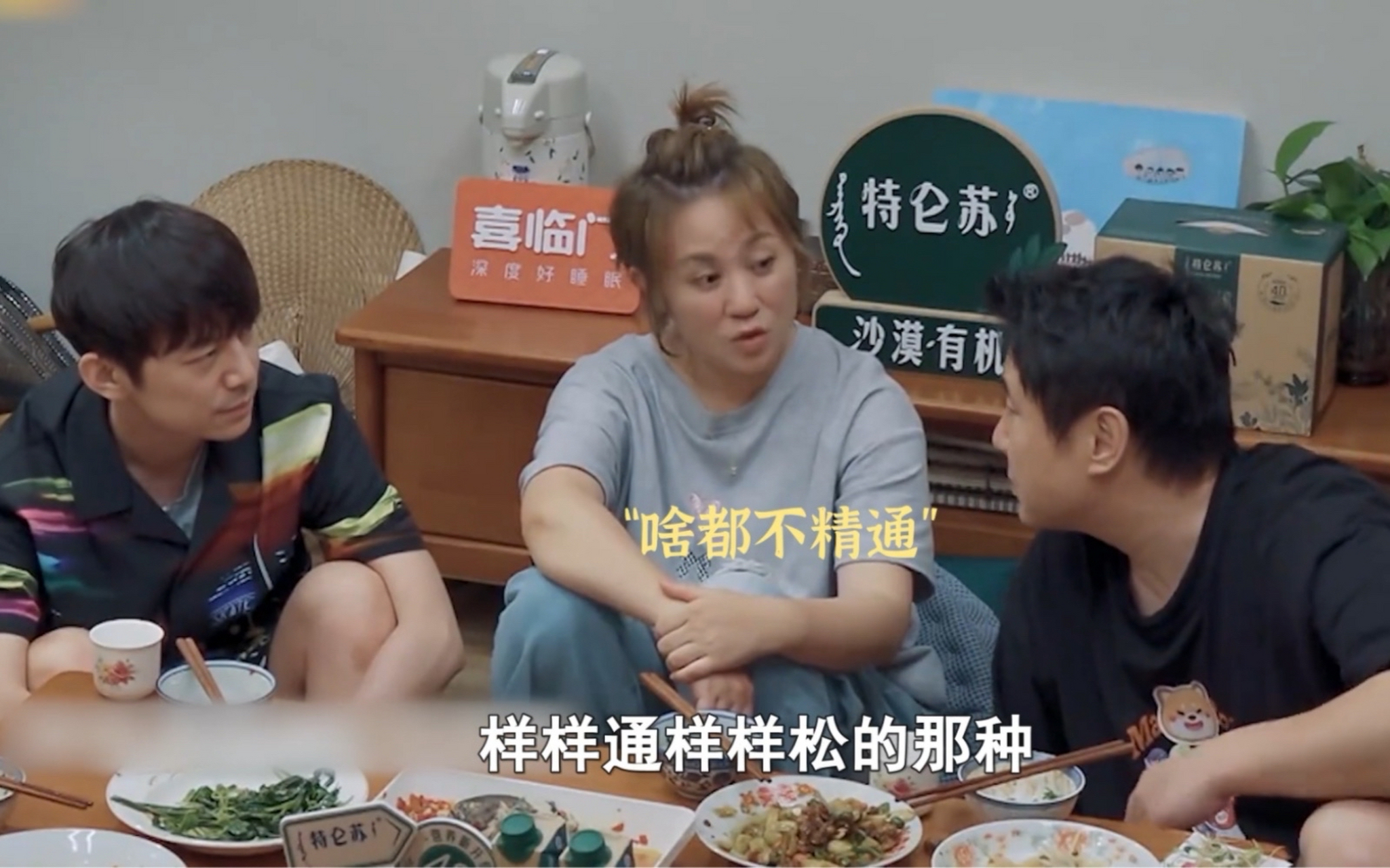 黄磊厨艺风波发酵,首次公开露面被人喊“豆角”,脸色难看装忙碌