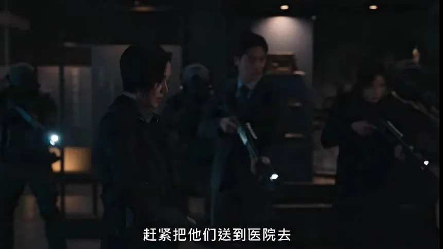 Netflix《寄生兽：灰色部队》本土化改编、人物与寄生讽刺