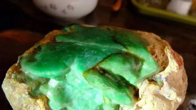 不起眼的翡翠原石，成品出来后，你还觉得豆种是低档货吗？