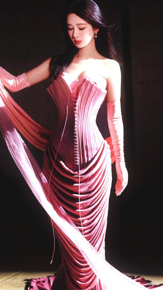 我一般很少承认杨紫的时尚美,但这个是真的美!惊艳了半个娱乐圈