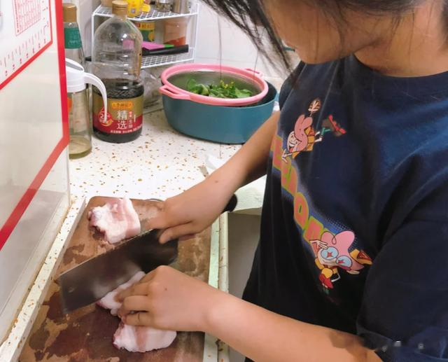 浙江女子带饭上班，同事议论不已，老板坦言：再带饭就别干了