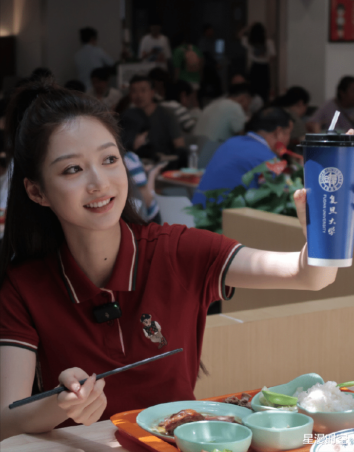 入职东方卫视后,冯琳再回母校参加拍摄!扎高马尾穿酒红衣,美腻