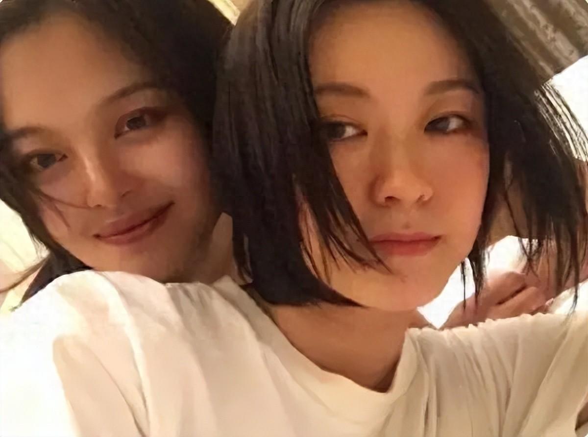 千娇百媚的秦岚被吐槽,在打同性“擦边球”的路上一去不回?