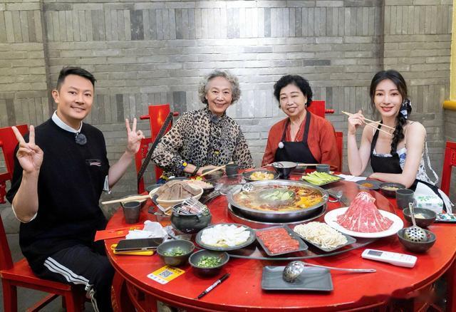 柳岩晒与印小天妈妈合影照 其乐融融氛围温馨