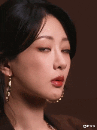 杨紫最新珠宝大片翻车!面部浮肿山根抢镜,被吐槽撞脸傅首尔