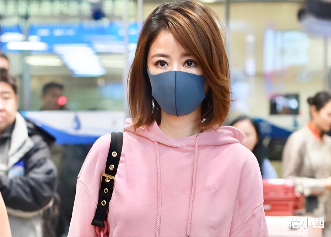 48岁林心如的素颜照曝光!穿黑西装扎双麻花辫走机场,像个小姑娘