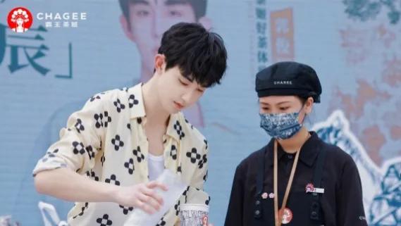 霸王茶姬代言人翻车遭金主爸爸报复，惨遭销毁周边！