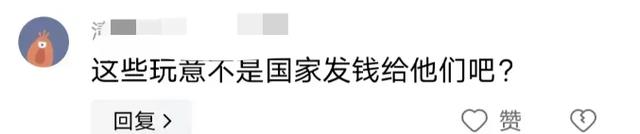 國足一到澳大利亞，那陣仗甭提了，手里全是最新款的蘋果手機