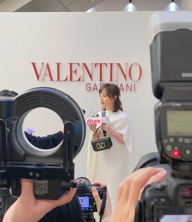 41岁孙俪长发披肩出席活动,脸蛋圆润胖了很多!穿白裙温柔又优雅