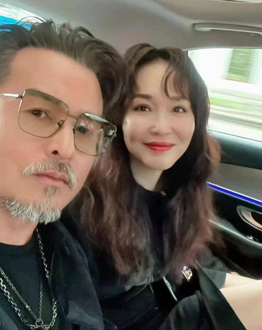 明明是一代人,与丈夫合照却像父女,这5位女星成功把老公熬成爹