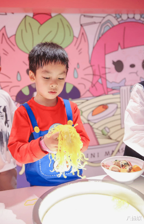 李晟李佳航为爱子庆生，6岁儿子浓眉大眼越长越帅，大名首曝光