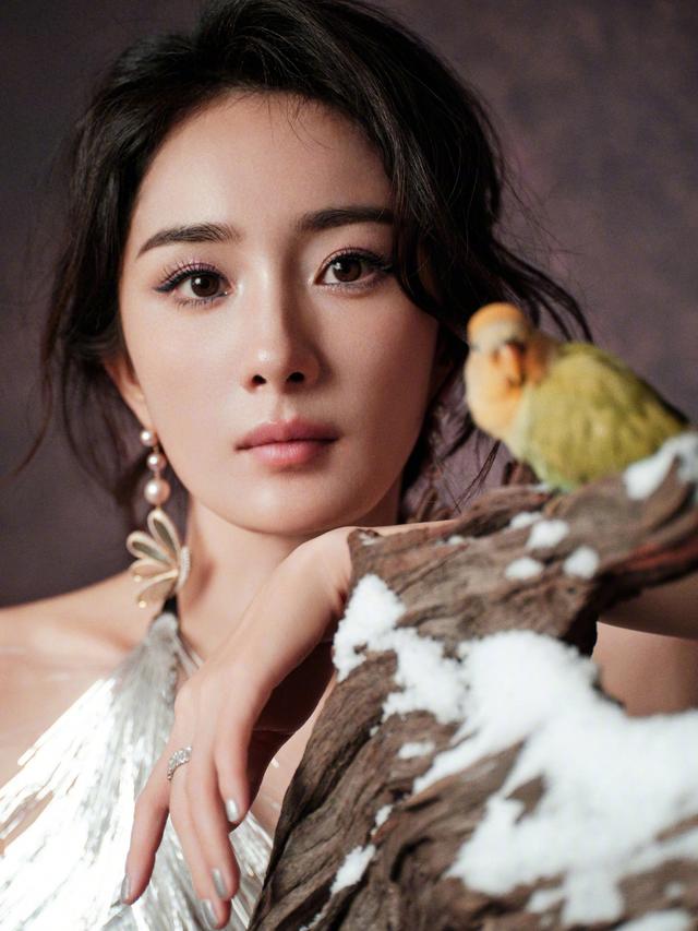 杨幂流苏挂脖露背裙充满诱惑