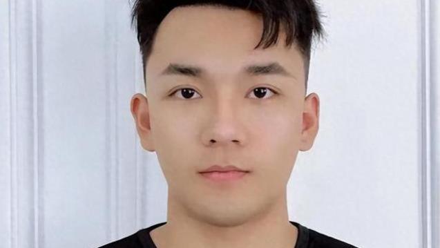 “颜十六”真实照片曝光！戴着耳钉酷爱纹身，知情人曝更多内幕