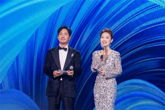 第十九届长春电影节闭幕!张艺谋再夺得金鹿奖杯