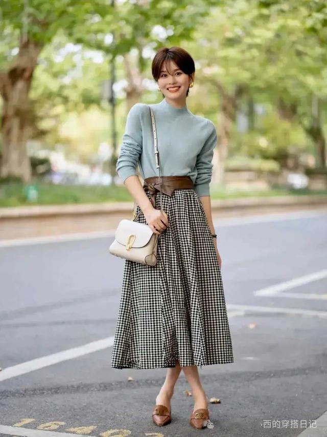 被这个短发女人惊艳了,穿衣极简有气质,再过十年也不过时