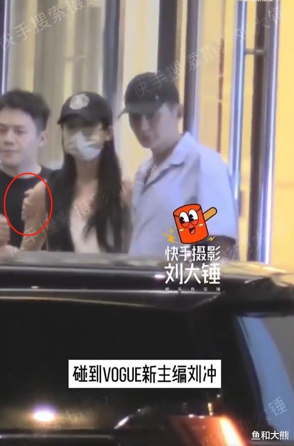 张婧仪人设崩塌?被知名男主编搂肩出门遭嘲,背靠周迅陈坤也无用