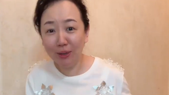 关凌晒女儿大脚，姬关花才8岁就穿成人码鞋子，身高快超158妈妈