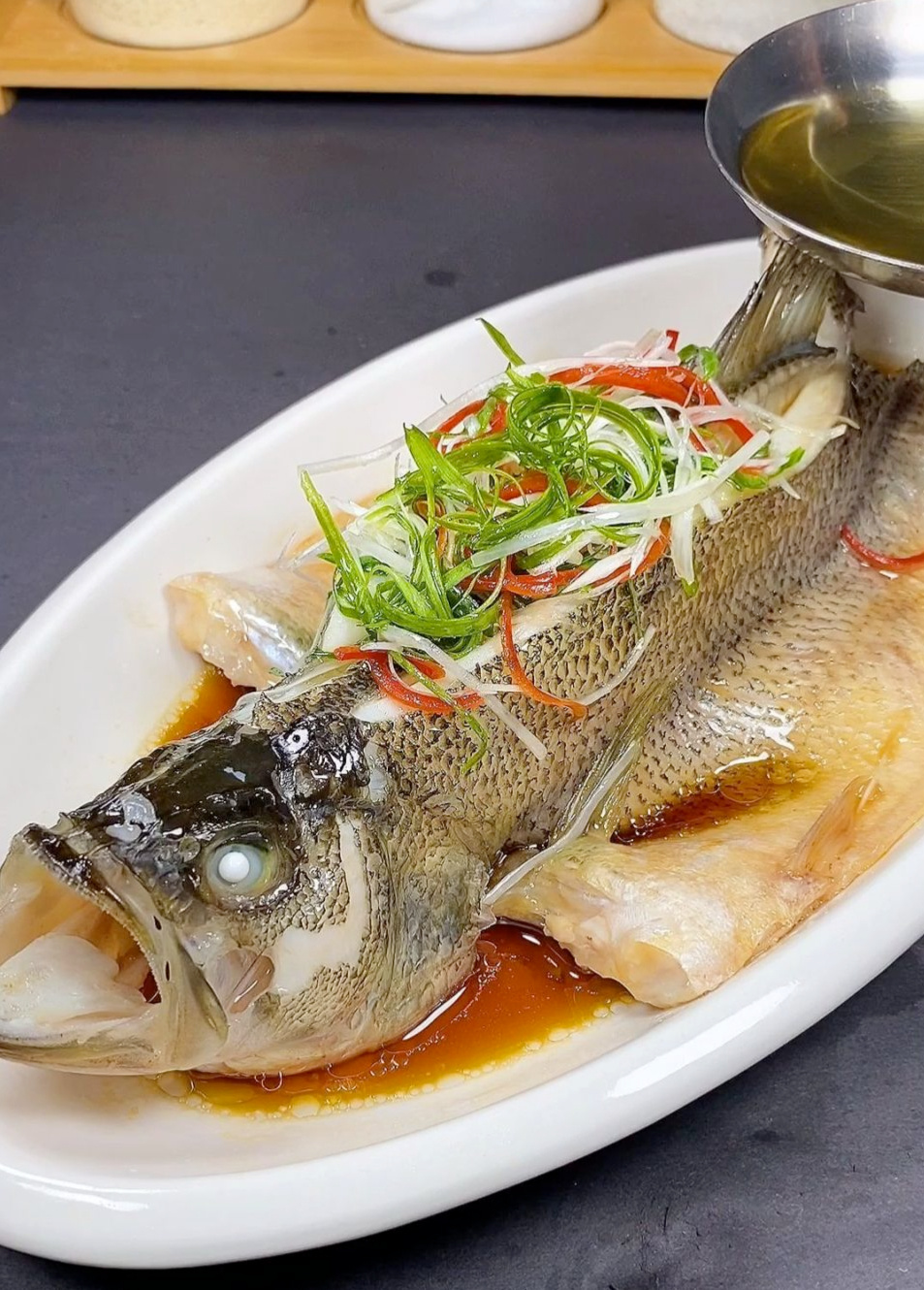 鲜嫩口感的清蒸鲈鱼，一口咬下春天的鲜美！