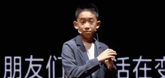 57岁陈小春近照曝光，衣品显老人味被围观，网友：我爷都不这么穿