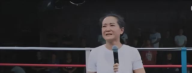 不装了，怒减100斤的贾玲摘下小丑面具，真实的她才可怕！