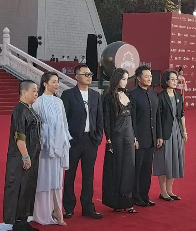 西安这晚，王大治和苗圃同框，胖到差点认不出，闫妮这身材绝了