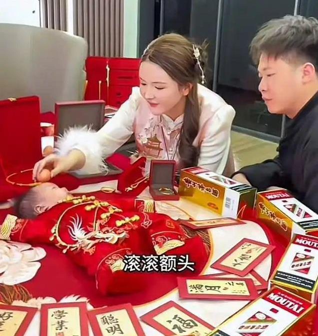 许华升举办奢华满月宴!酒席30桌现场发红包,用茅台将儿子围起来