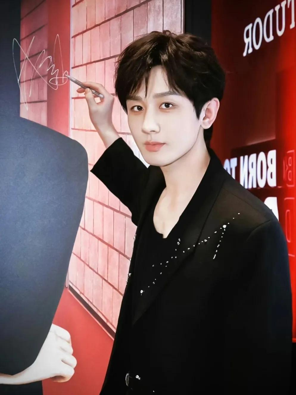 新鲜美男出圈,最帅美男子又洗牌,黄景瑜登顶,许凯第5现肖战第2